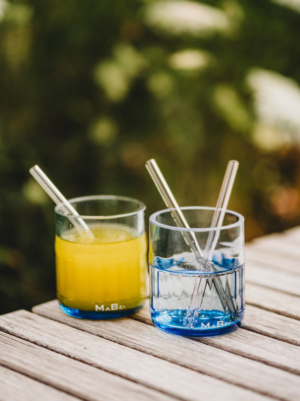 Trinkglas mit Relief Sockel in himmelblau - ein Glas zum Verlieben