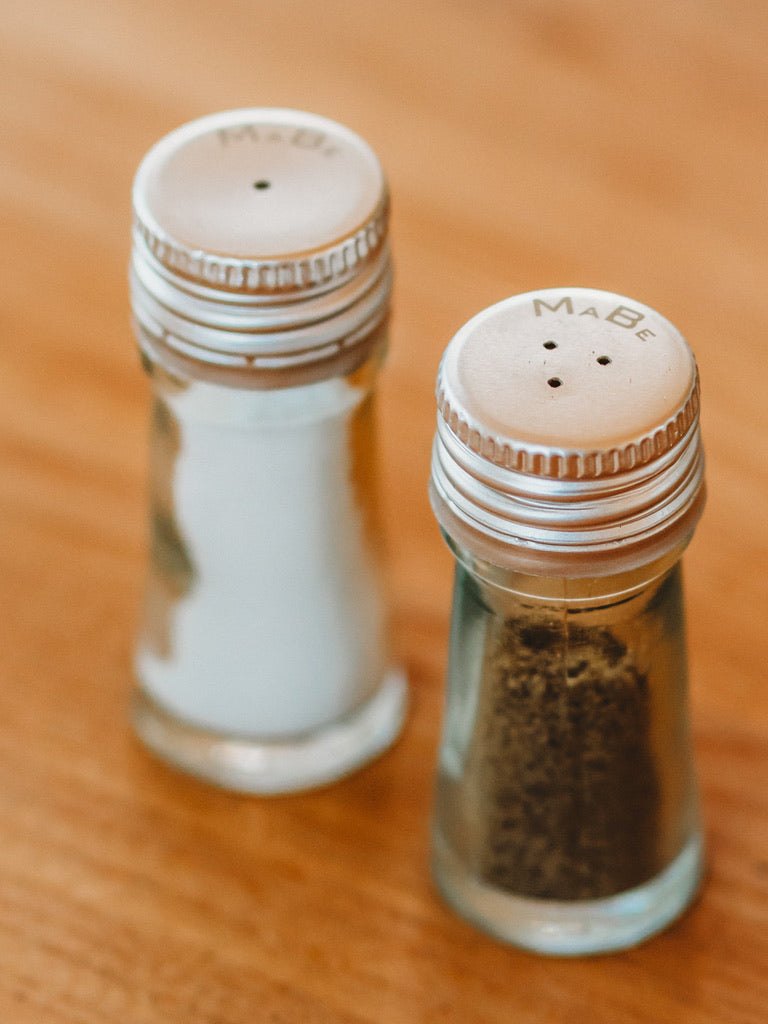 Set: Salz- & Pfefferstreuer + 2 Trinkgläser + 2 Eierbecher - perfekte Geschenkidee für Hochzeit & Einzug