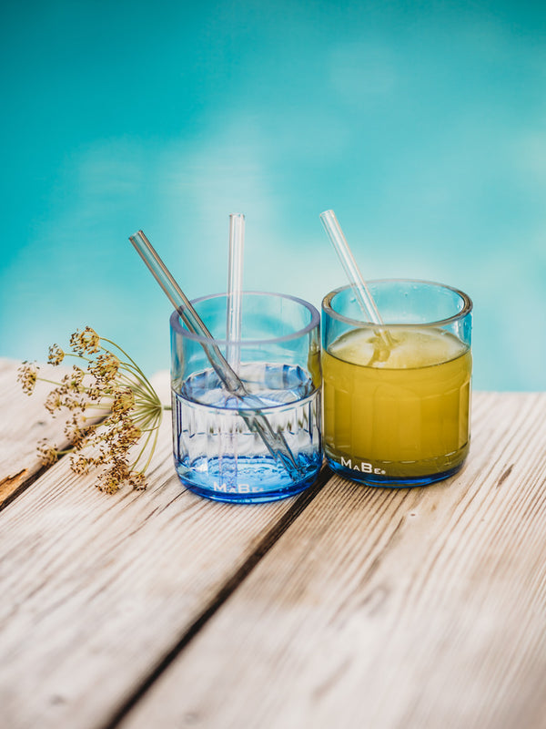 Trinkglas mit Relief Sockel in himmelblau - ein Glas zum Verlieben
