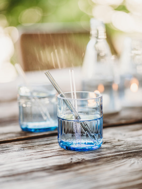 Trinkglas mit Relief Sockel in himmelblau - ein Glas zum Verlieben