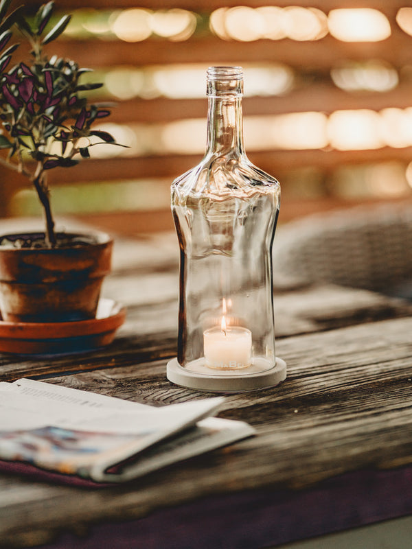 Schlicht und Schön mit dem gewissen Etwas - Windlicht aus einer Wodka Falsche