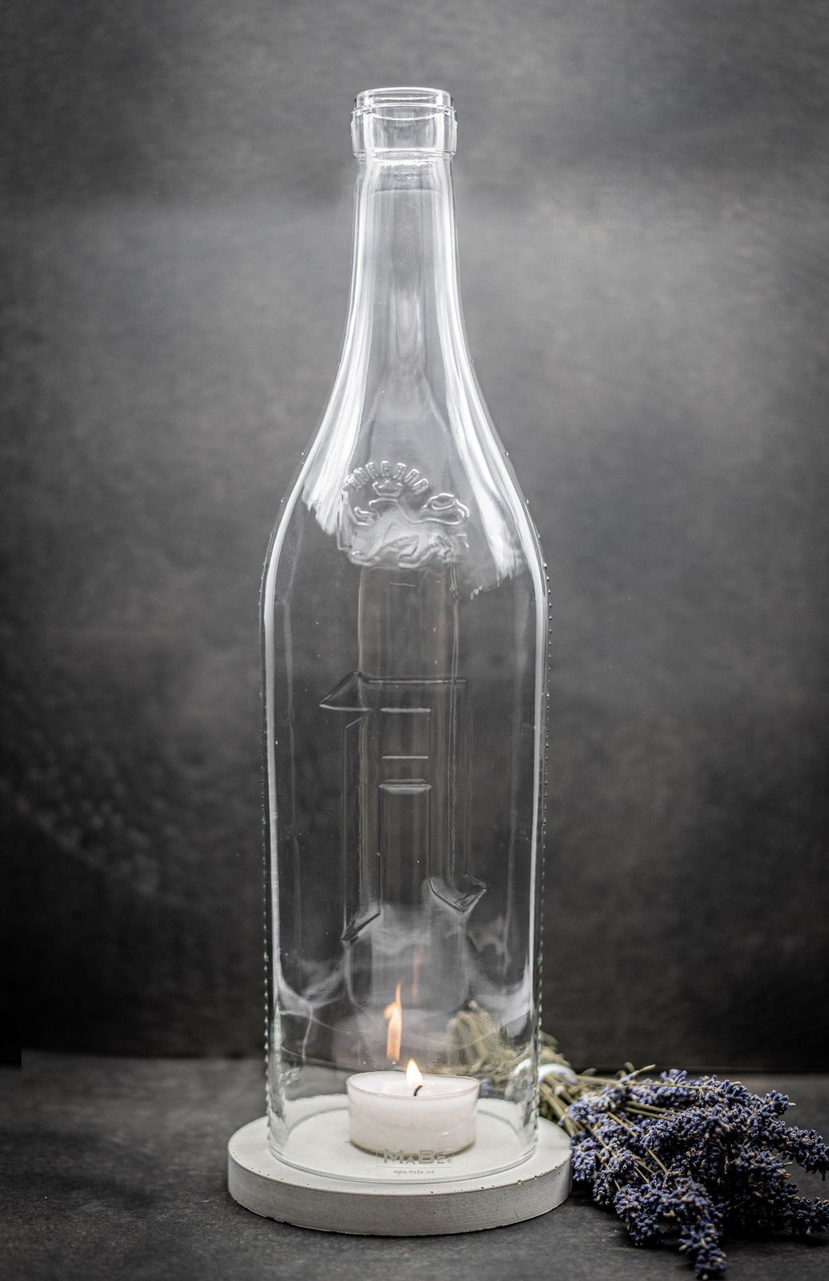 Big Bottle Windlicht (40cm)3l Weinbrand mit Prägung | grauer Untersetzer - MaBe®