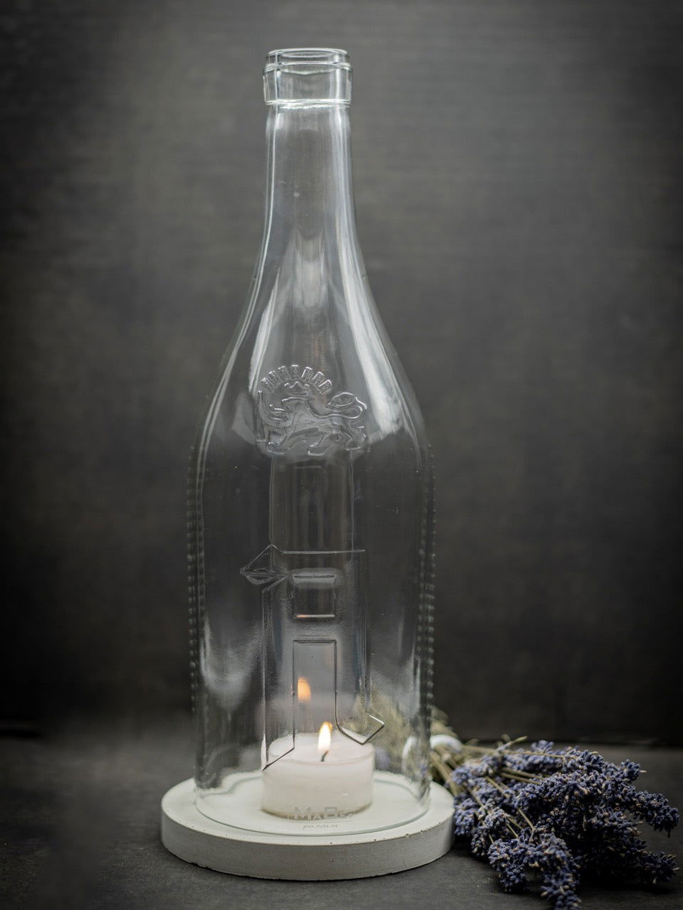 Big Bottle Windlicht Upcycling aus der 3l Weinbrand Flasche mit Prägung und grauem Untersetzer - MaBe®