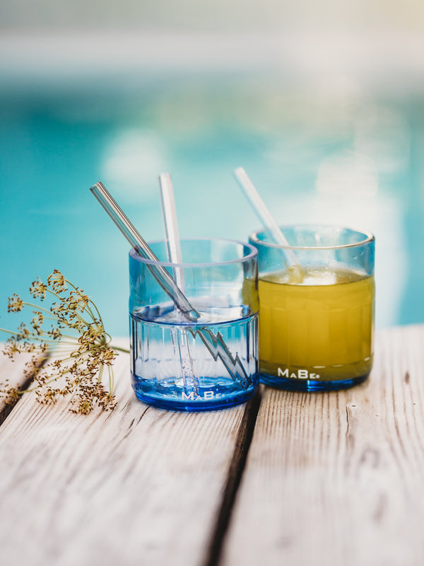 Trinkglas mit Relief Sockel in himmelblau - ein Glas zum Verlieben