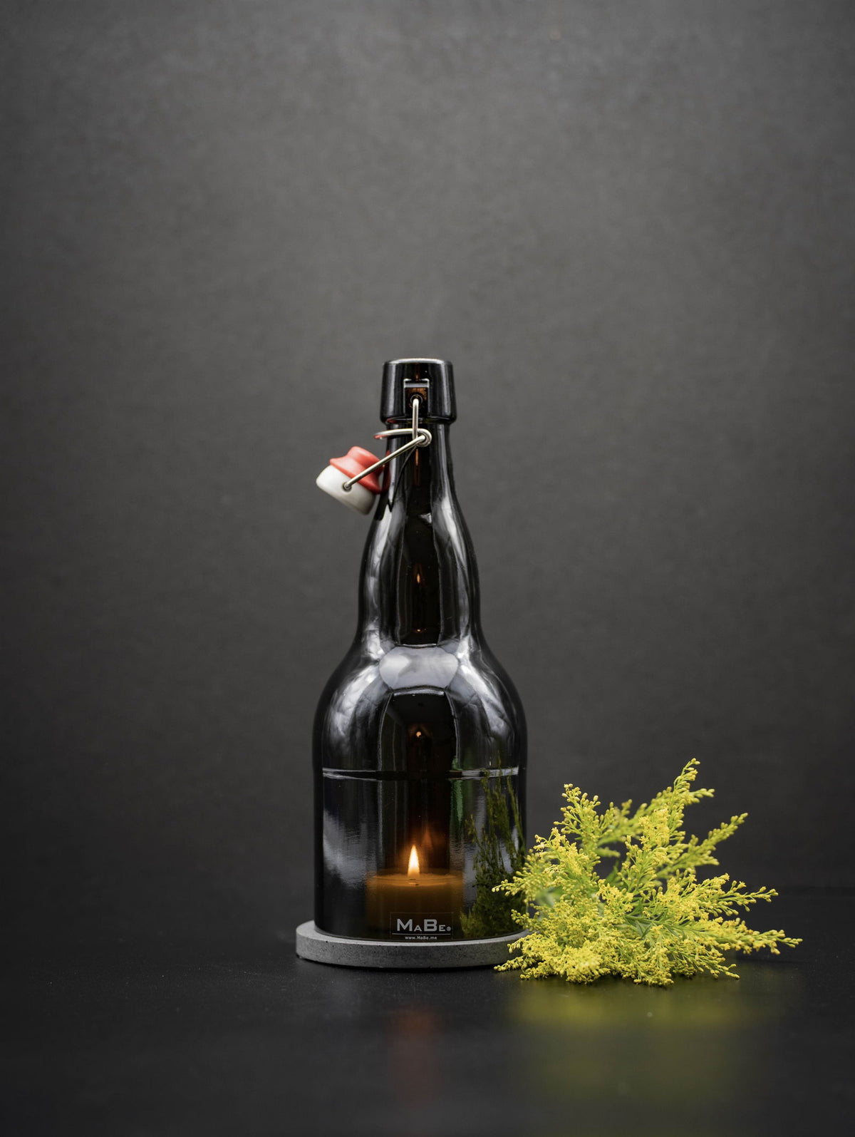 Bier Windlicht (30cm) UPCYCLING aus der 2l Bierflasche mit schwarzem Beton Untersetzer - MaBe®