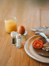 Set: Salz- & Pfefferstreuer + 2 Trinkgläser + 2 Eierbecher - perfekte Geschenkidee für Hochzeit & Einzug
