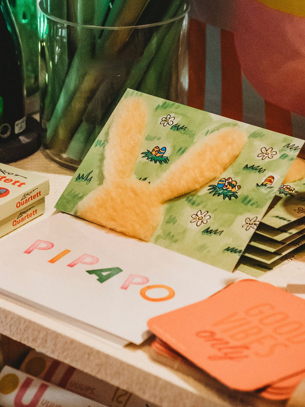 Ein Ostergruß vom Plüsch Hasen - Postkarte von Inkognito