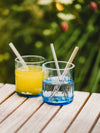 Trinkglas mit Relief Sockel in himmelblau - ein Glas zum Verlieben