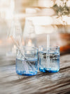 Trinkglas mit Relief Sockel in himmelblau - ein Glas zum Verlieben