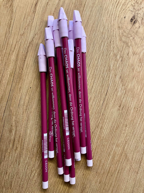 Bleistift mit Zitat von Karl Kraus - "Das CHAOS sei willkommen, denn die Ordnung hat versagt" - von CEDON