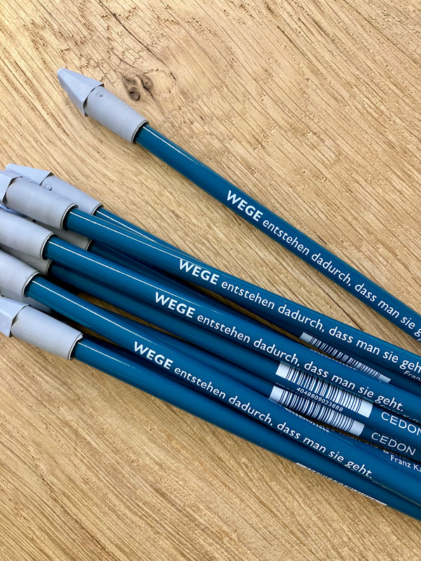 Bleistift mit Zitat von Franz Kafka - "Wege entstehen dadurch, dass man sie geht." - von CEDON