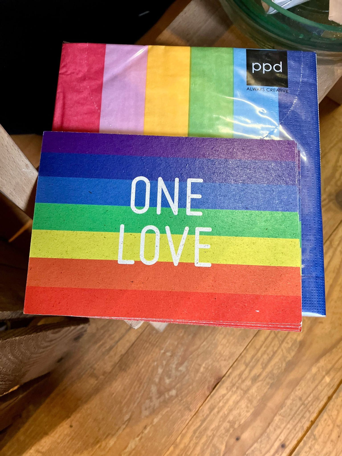ONE LOVE 🌈 Postkarte - aus Graspapier von herr biene - Hamburg