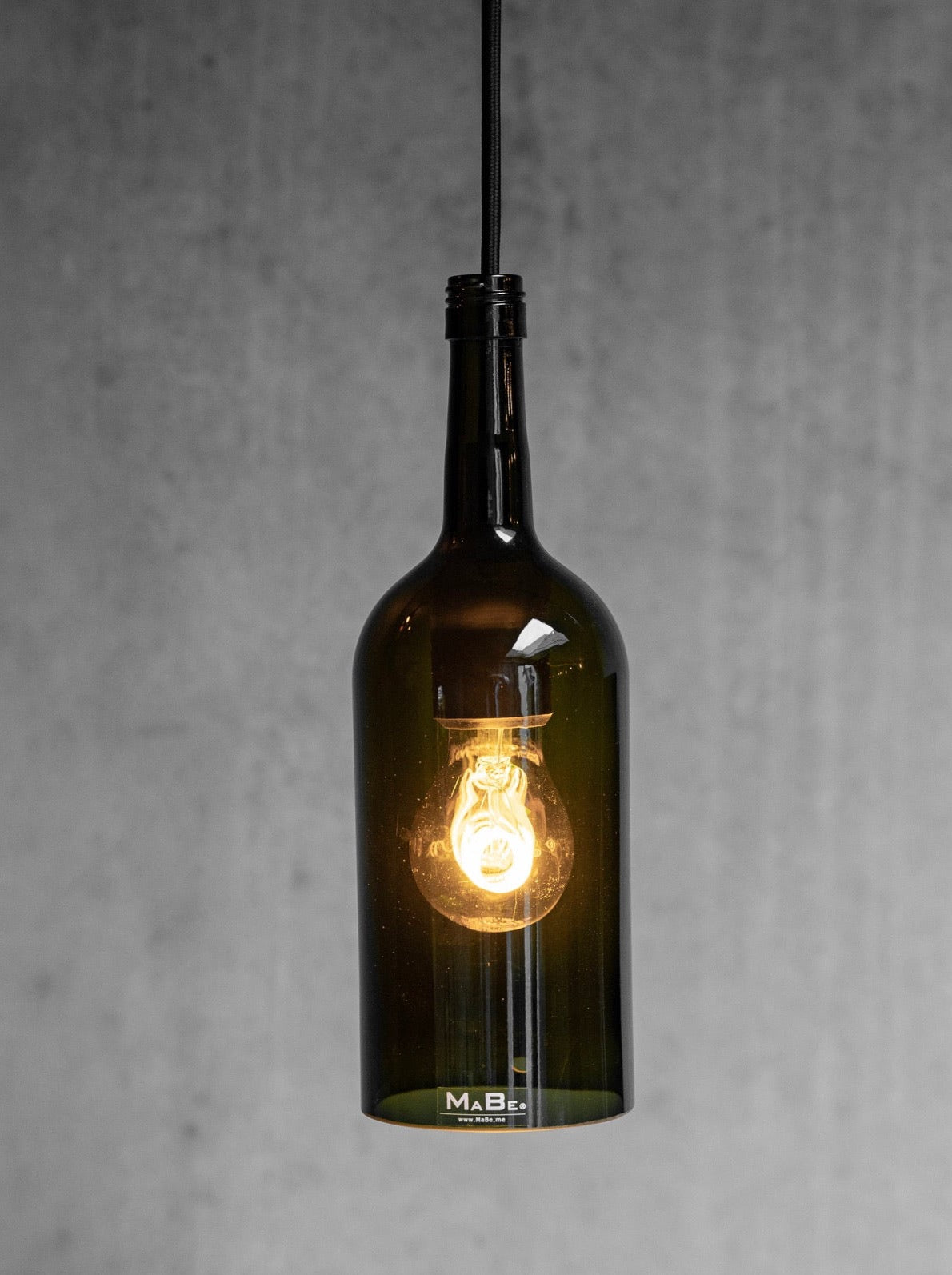 Pendelleuchte aus der 1,5 l Wein Flasche in oliv - MaBe®