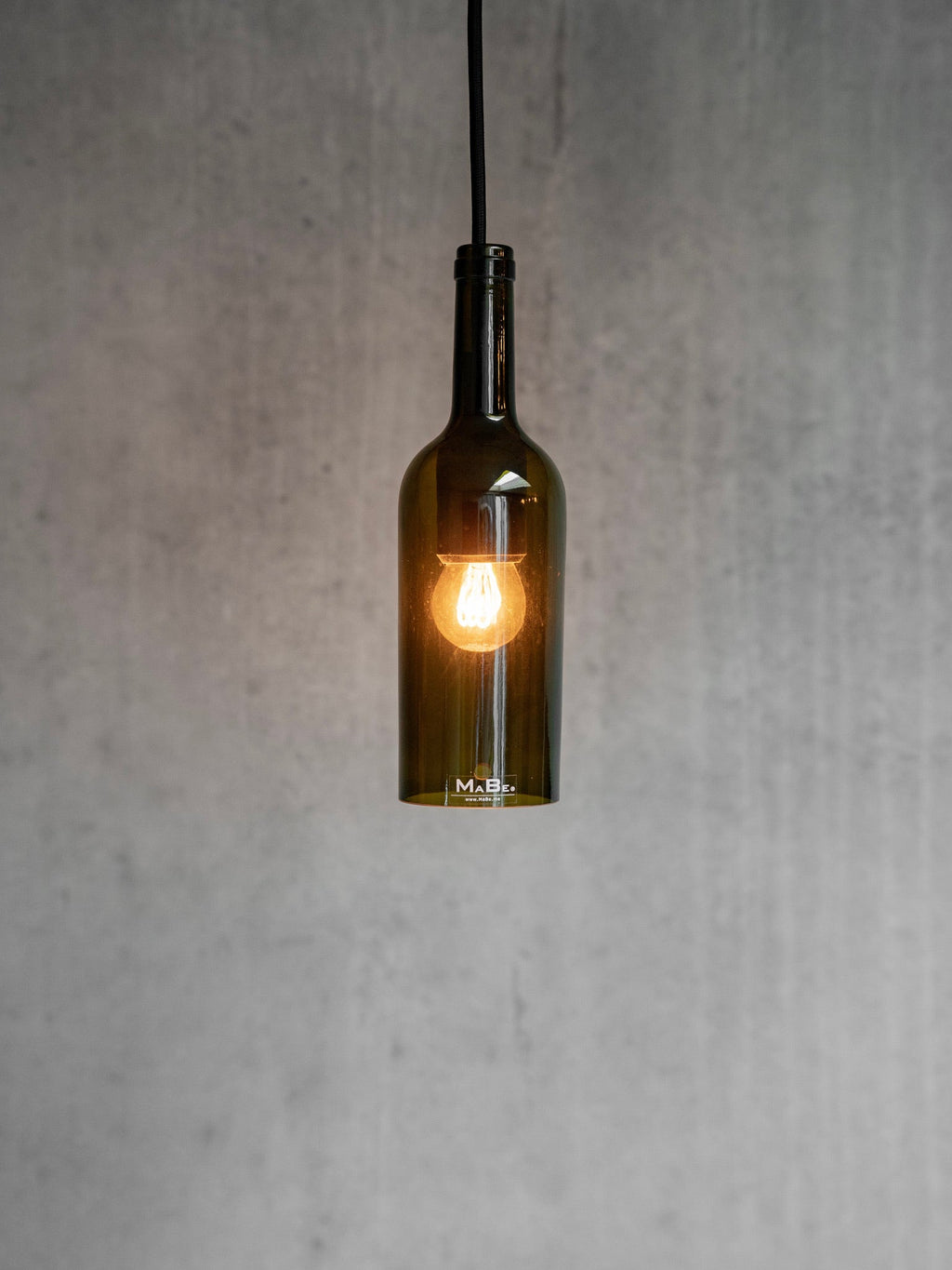 Pendelleuchte Klassik aus der Weinflasche mit Korkmündung UPCYCLING in oliv - MaBe®