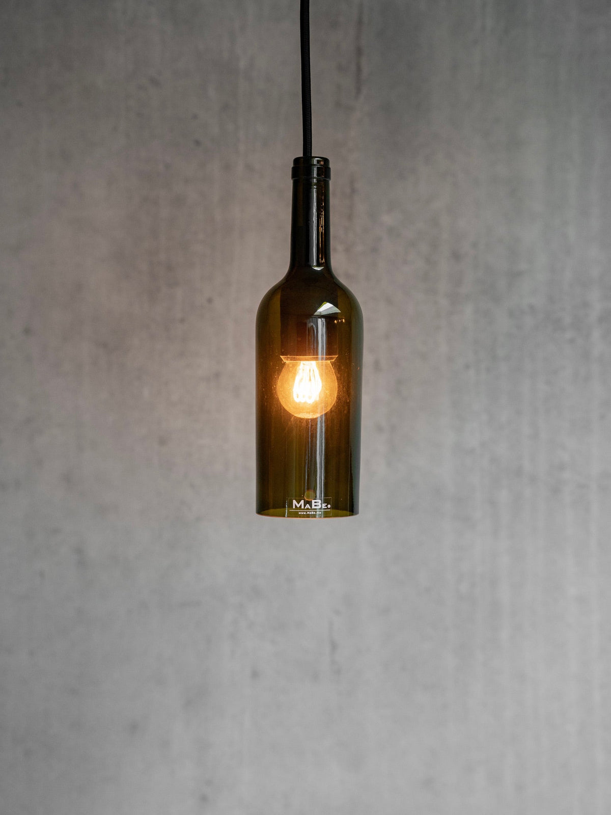 Pendelleuchte Klassik aus der Weinflasche mit Korkmündung UPCYCLING in oliv - MaBe®