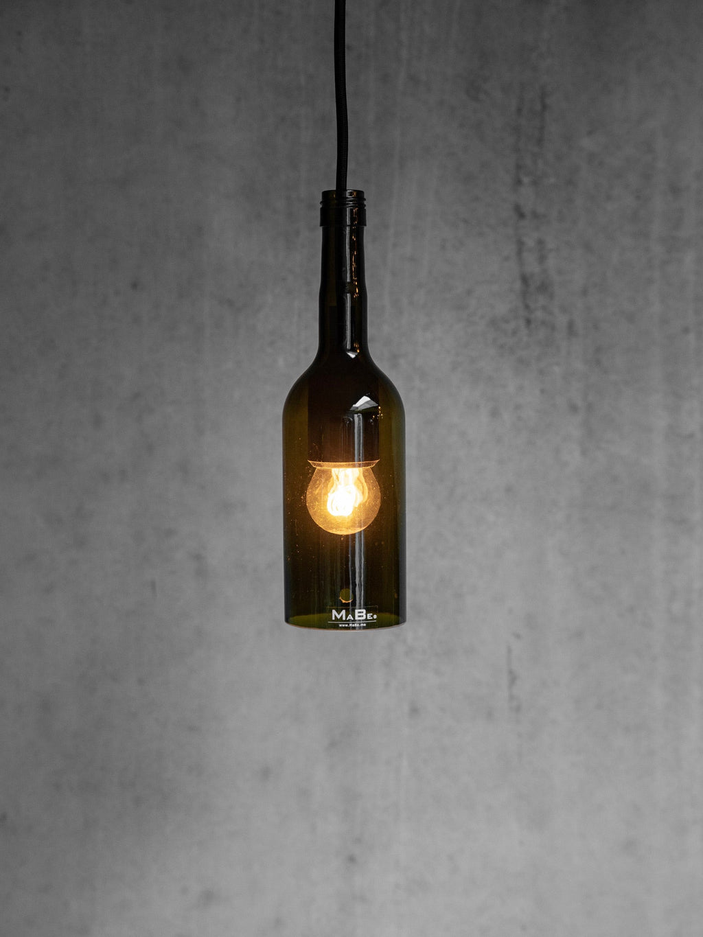 Pendelleuchte mit der deutschen Weinflasche mit Schraubmündung UPCYCLING in oliv - MaBe®