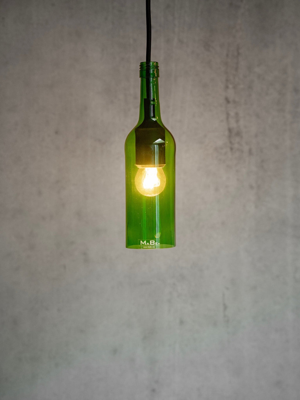 Pendelleuchte aus der deutschen Weinflasche mit Schraubmündung UPCYCLING in grün - MaBe®