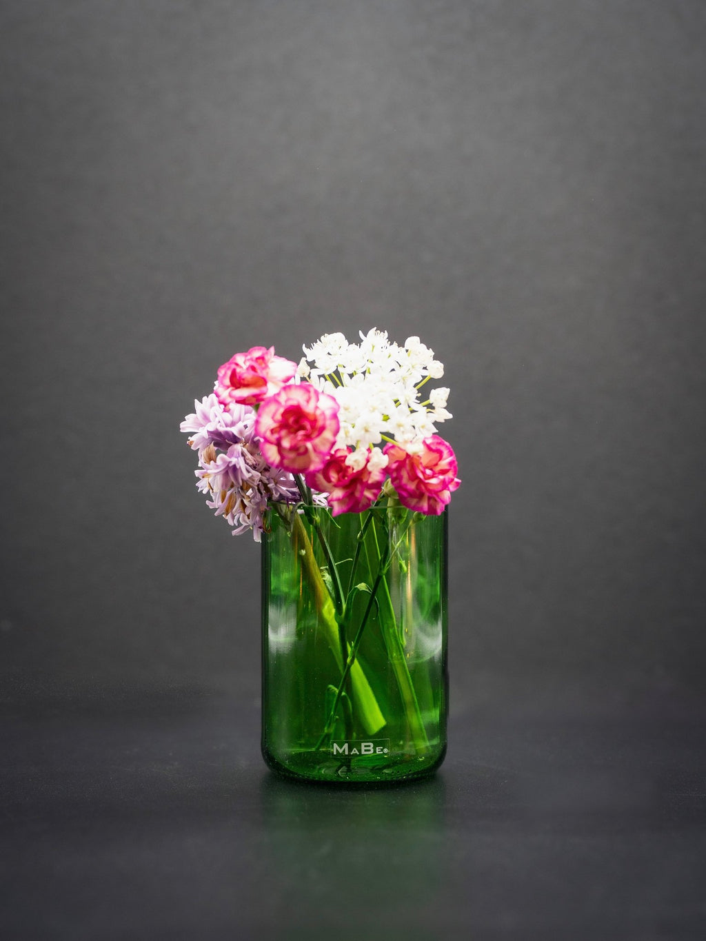 Vase aus der grünen Weinflasche - eco green product mit Herz