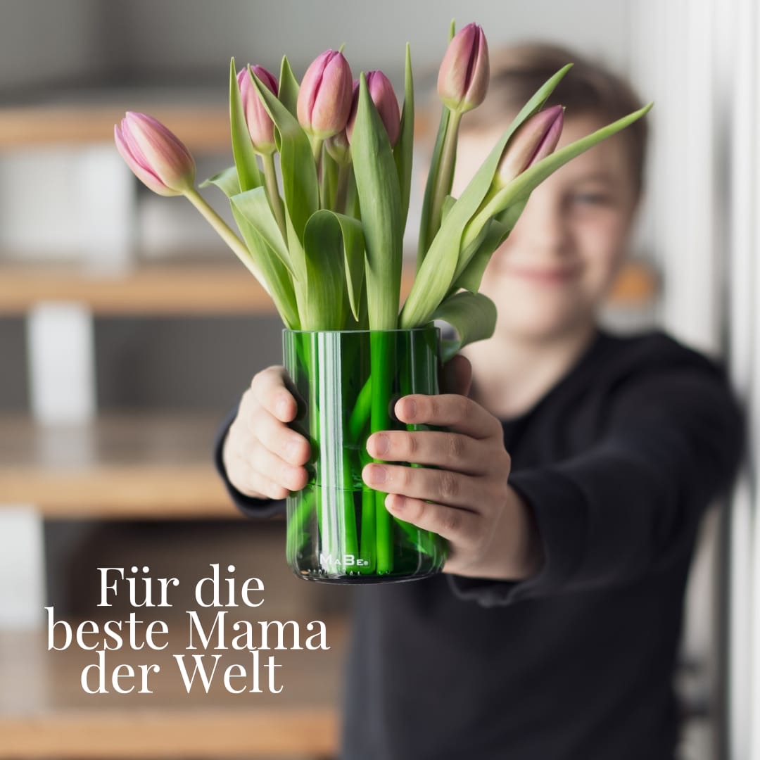 Vase aus der grünen Weinflasche - eco green product mit Herz