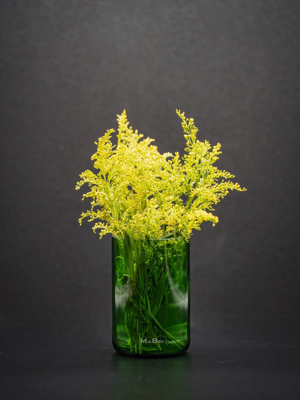 Vase aus der grünen Weinflasche - eco green product mit Herz