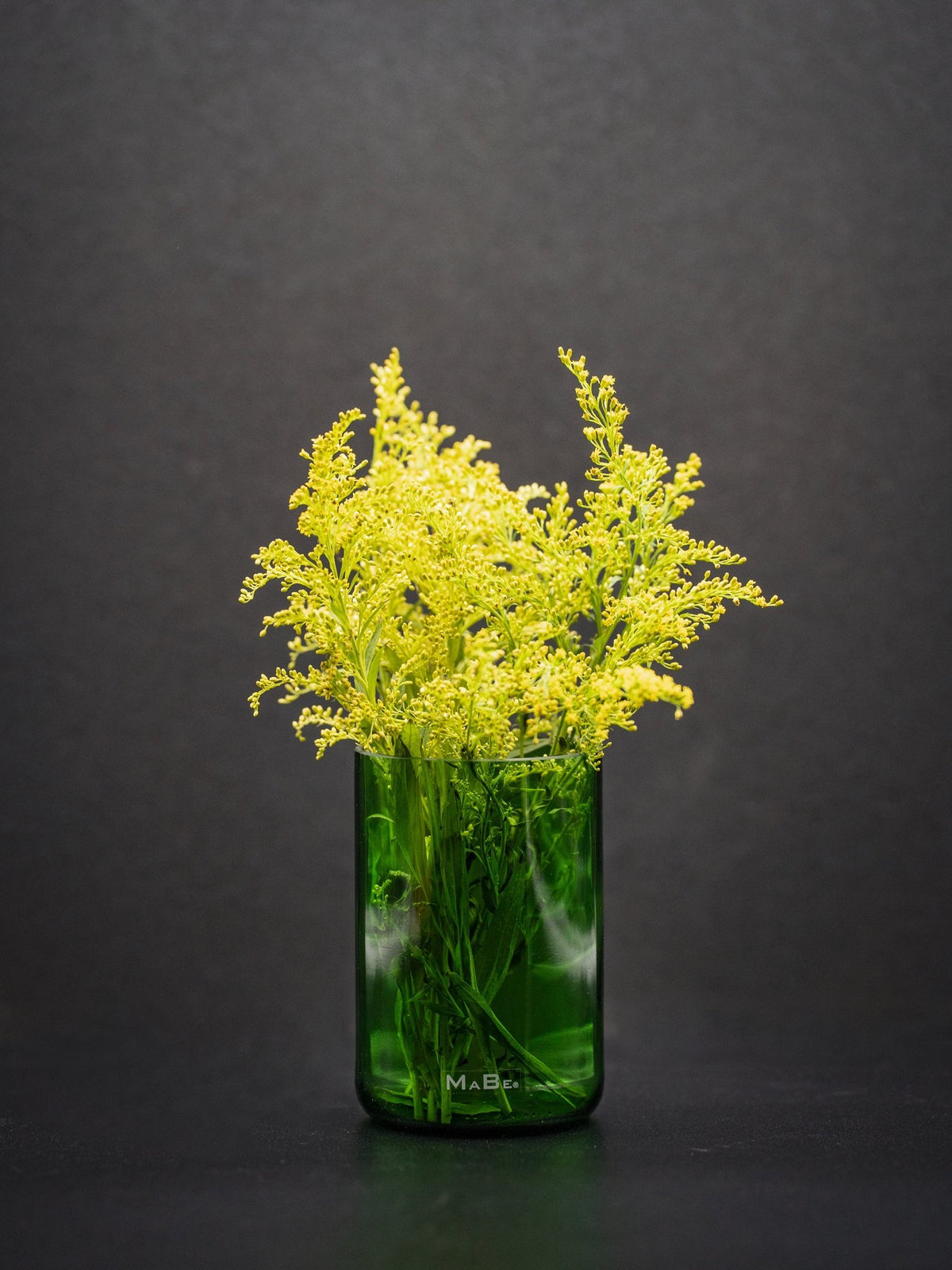 Vase aus der grünen Weinflasche - eco green product mit Herz