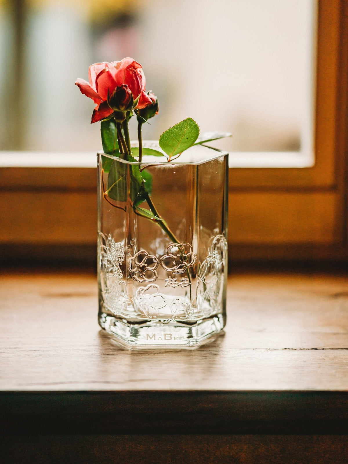 Wunderschöne besondere Vase aus der japanischen Gin Flasche mit Ornamenten