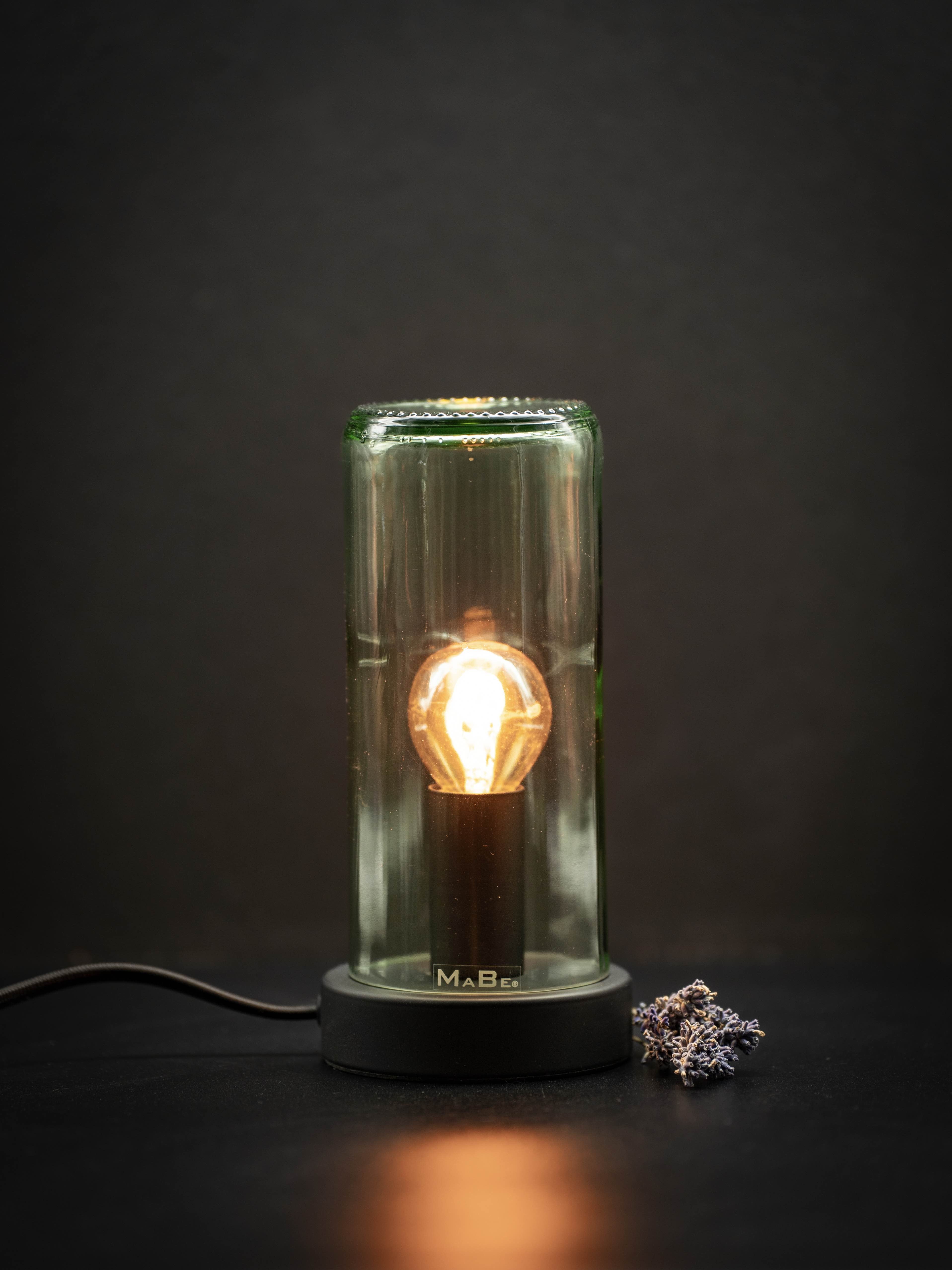 Bauhaus Licht - Tischlampe aus dem Boden der 1l Flasche, 18 cm hoch