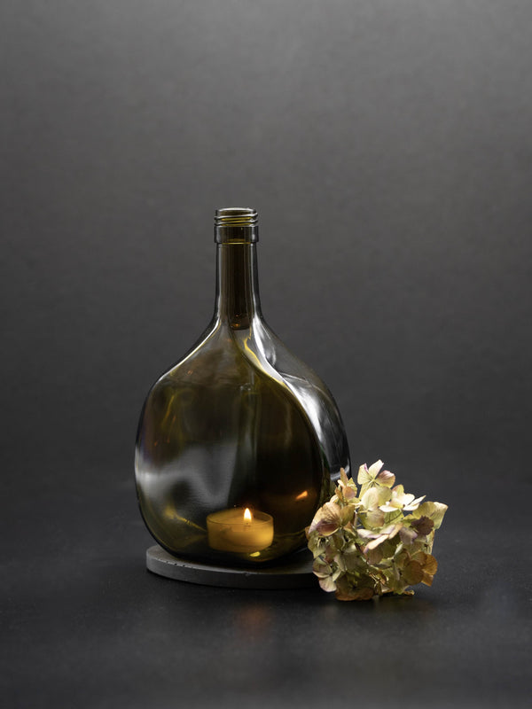 DESIGN – WINDLICHT & Vase aus dem fränkischen Bocksbeutel in oliv