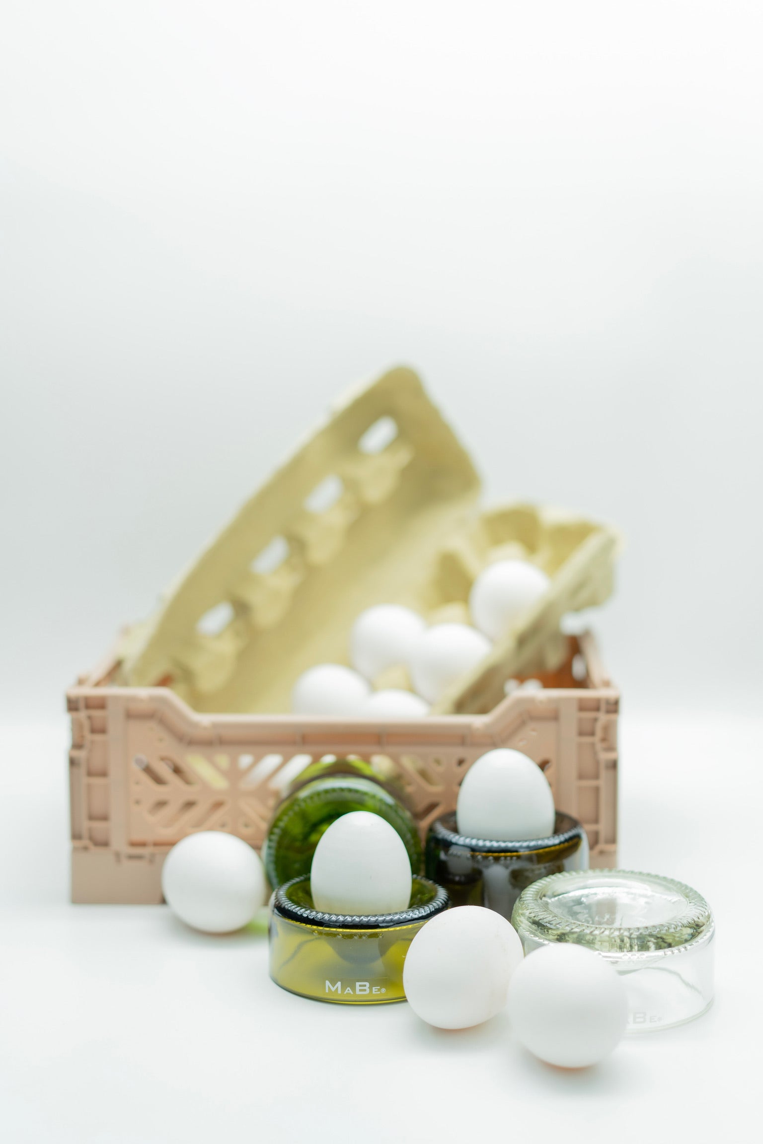 Eierbecher 4 Stück - gemischte Farben - UPCYCLING aus Weinflaschen - nachhaltiger Frühstückstisch