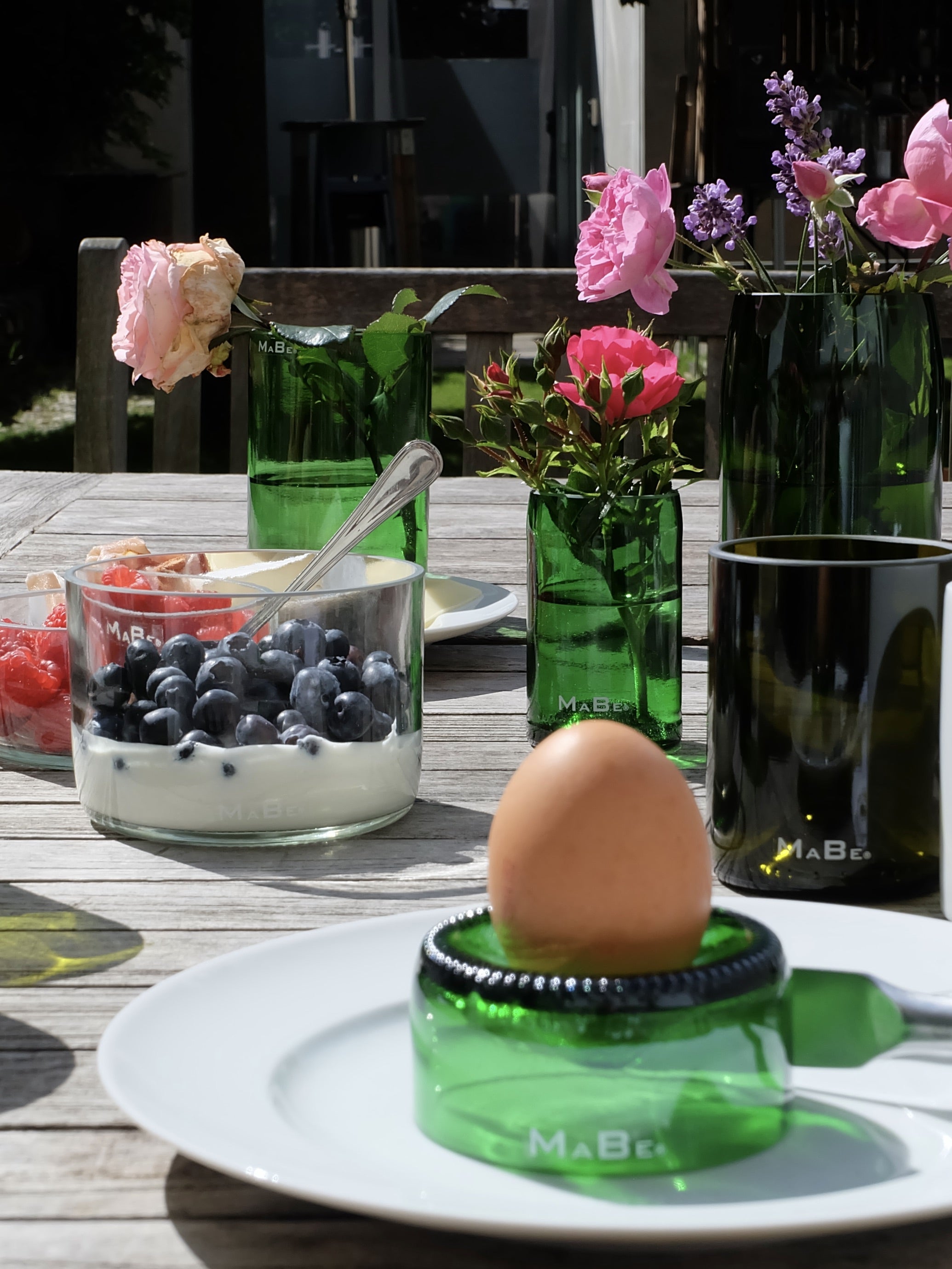 Eierbecher 4 Stück - gemischte Farben - UPCYCLING aus Weinflaschen - nachhaltiger Frühstückstisch