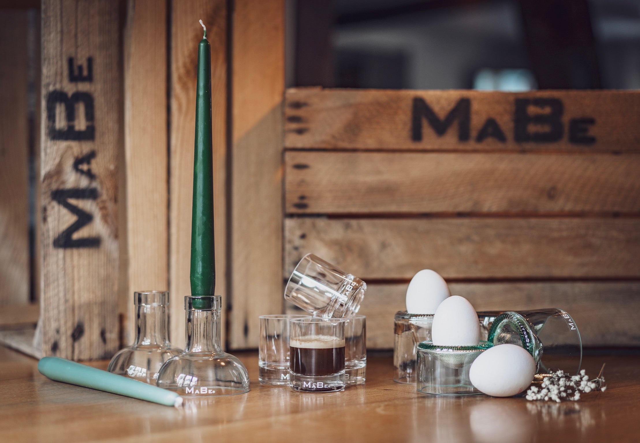 Eierbecher 4 Stück - gemischte Farben - UPCYCLING aus Weinflaschen - nachhaltiger Frühstückstisch