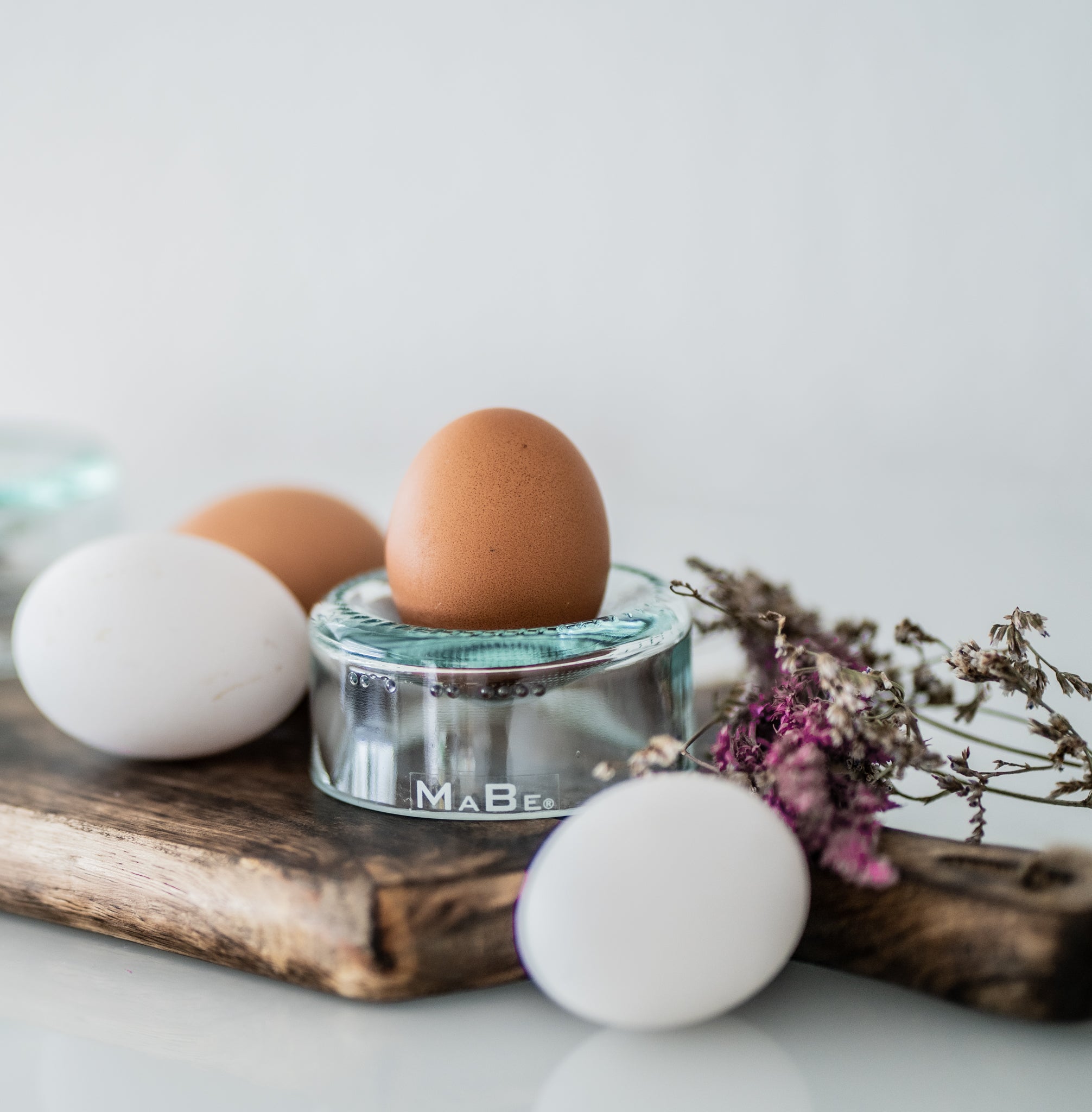 Eierbecher 4 Stück - gemischte Farben - UPCYCLING aus Weinflaschen - nachhaltiger Frühstückstisch