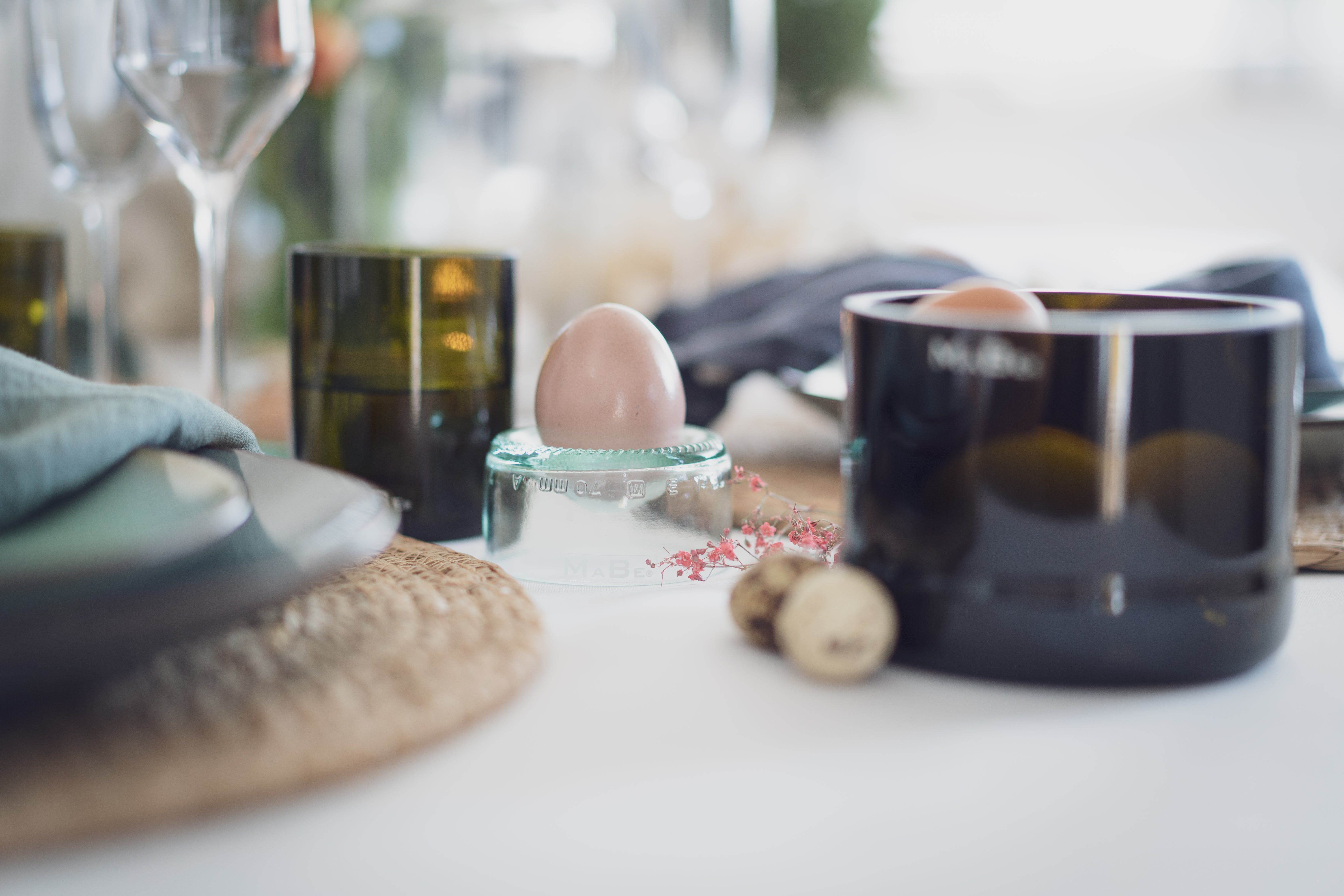 Eierbecher 4 Stück - gemischte Farben - UPCYCLING aus Weinflaschen - nachhaltiger Frühstückstisch