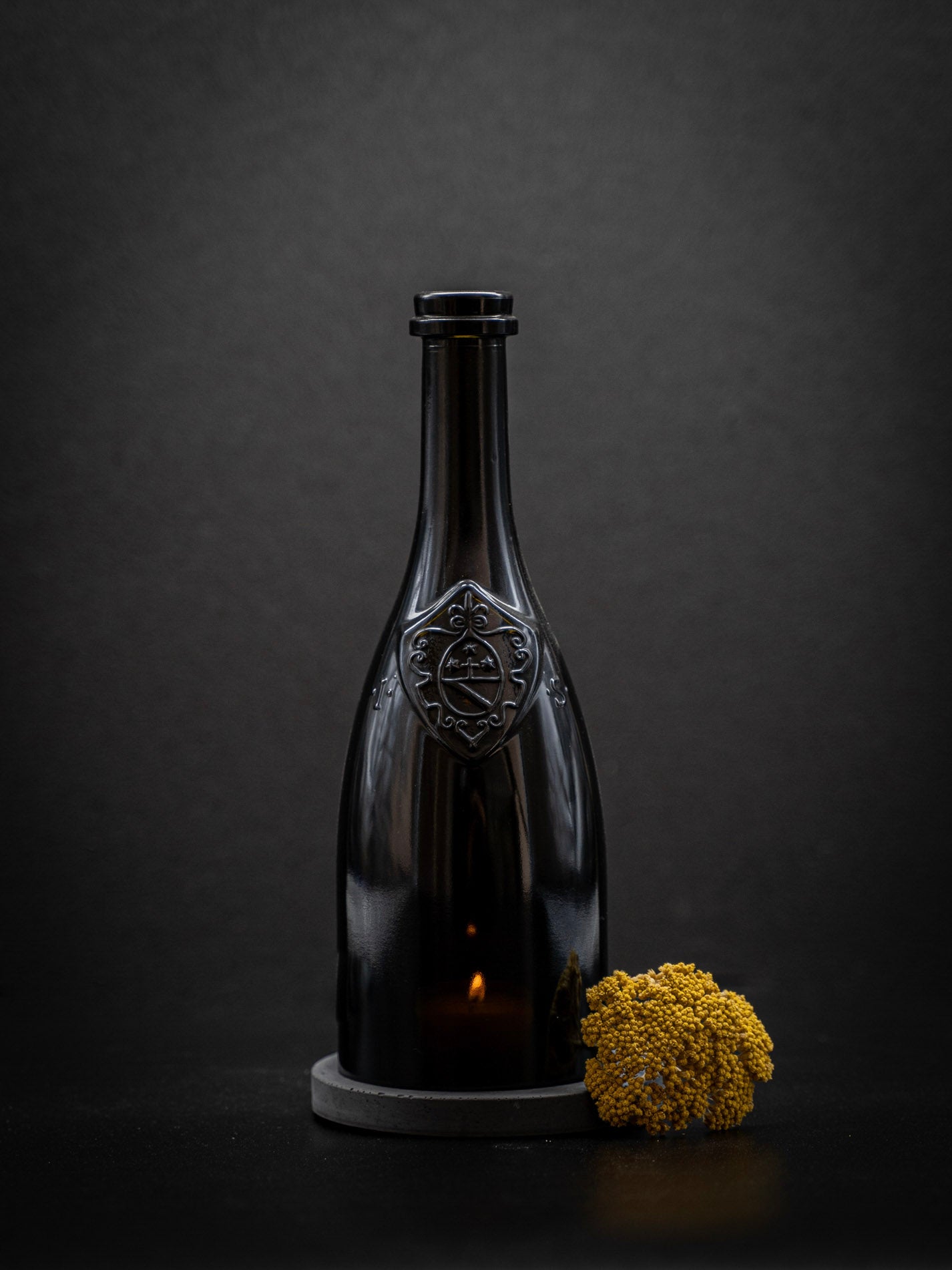 Windlicht aus der ital. Weinflasche vom Gardasee in oliv | schwarzer Untersetzer