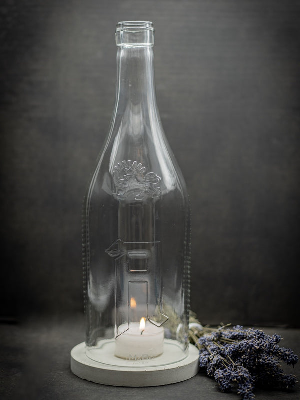 Big Bottle Windlicht Upcycling aus der 3l Weinbrand Flasche mit Prägung und grauem Untersetzer
