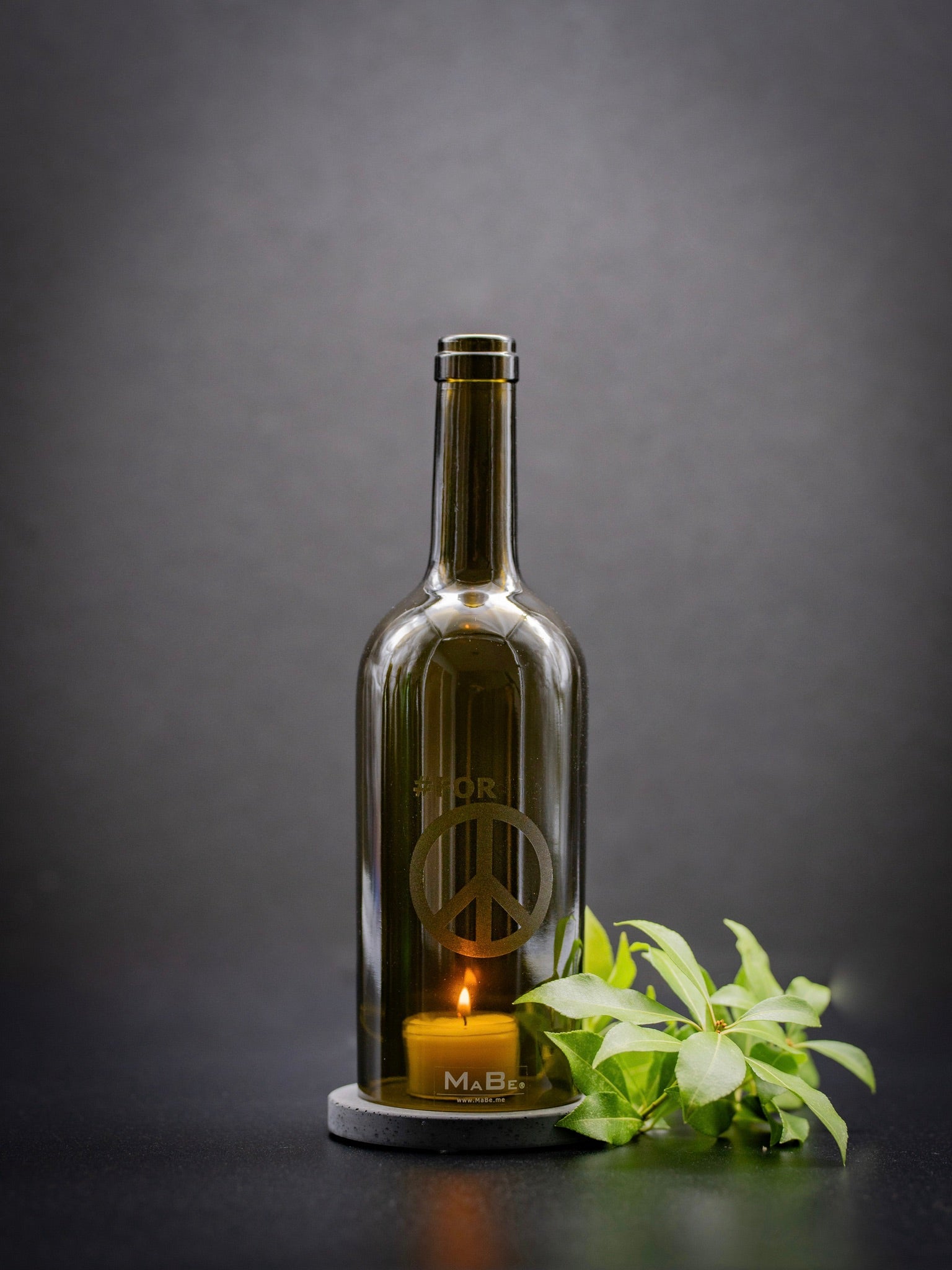 Windlicht for peace Gravur Bordeaux oliv | schwarzer Untersetzer