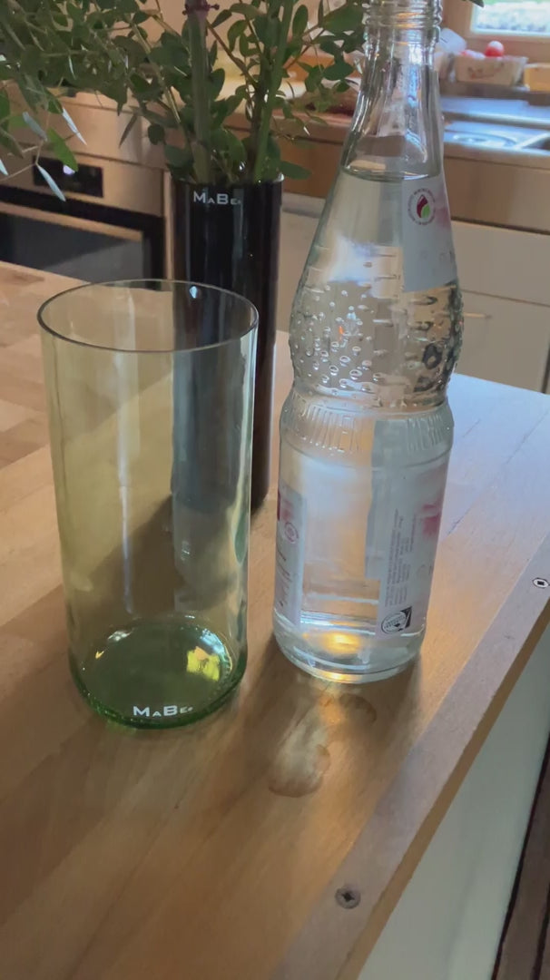 Trink Glas Weinflasche -  Cheers, auf die Nachhaltigkeit - aus der 1l Weinflasche