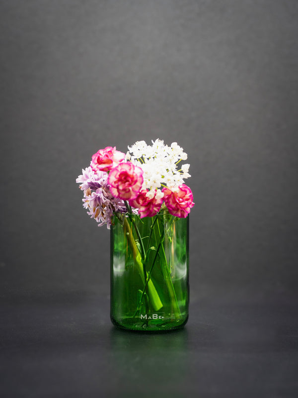 Vase aus der grünen Weinflasche - eco green product mit Herz