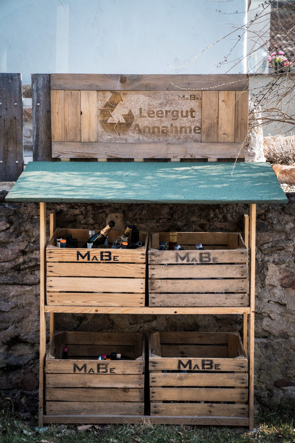 Adventskranz aus der Wein Flasche in oliv und roten Zahlen