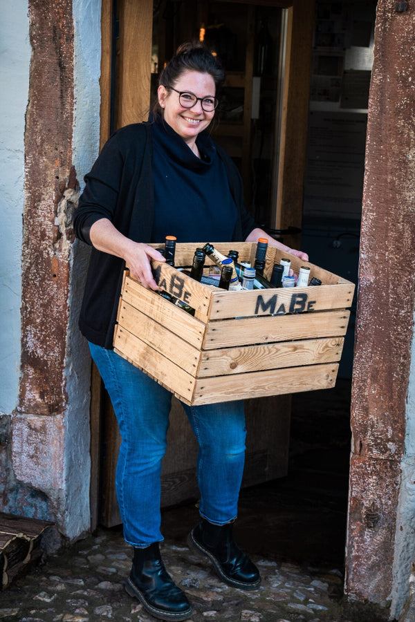 Adventskranz aus der Wein Flasche in oliv und goldenen Zahlen