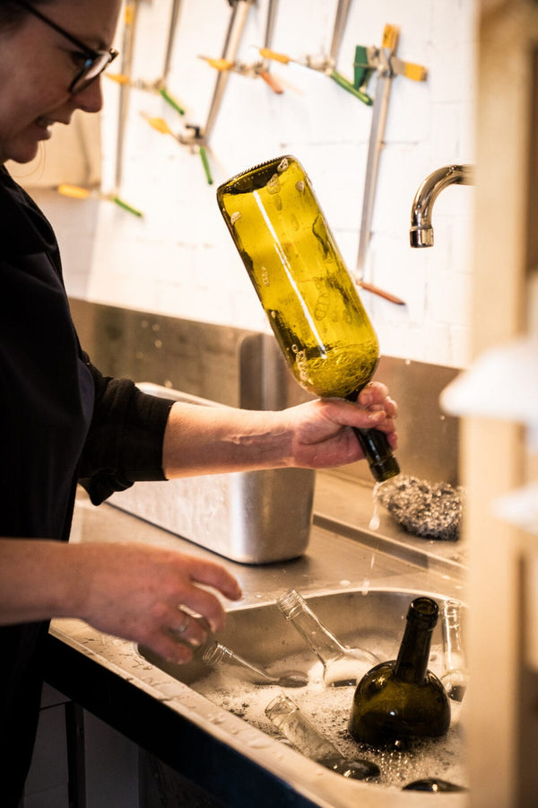 Adventskranz aus der Wein Flasche in oliv und goldenen Zahlen