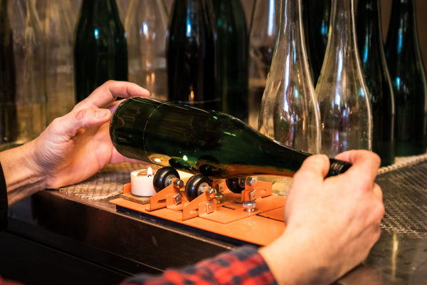 Adventskranz aus der Wein Flasche in oliv und goldenen Zahlen