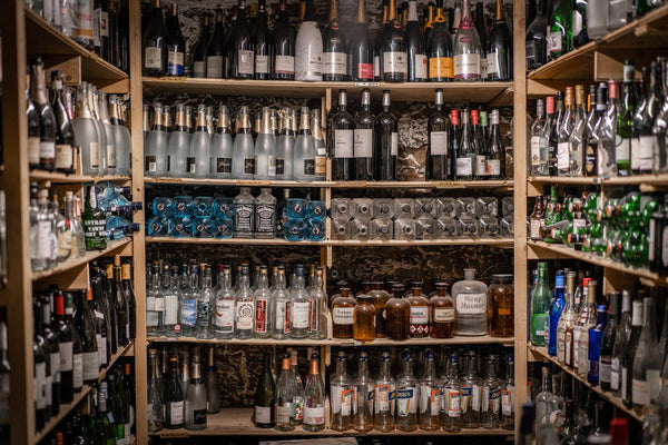 Adventskranz aus der Wein Flasche in oliv und roten Zahlen