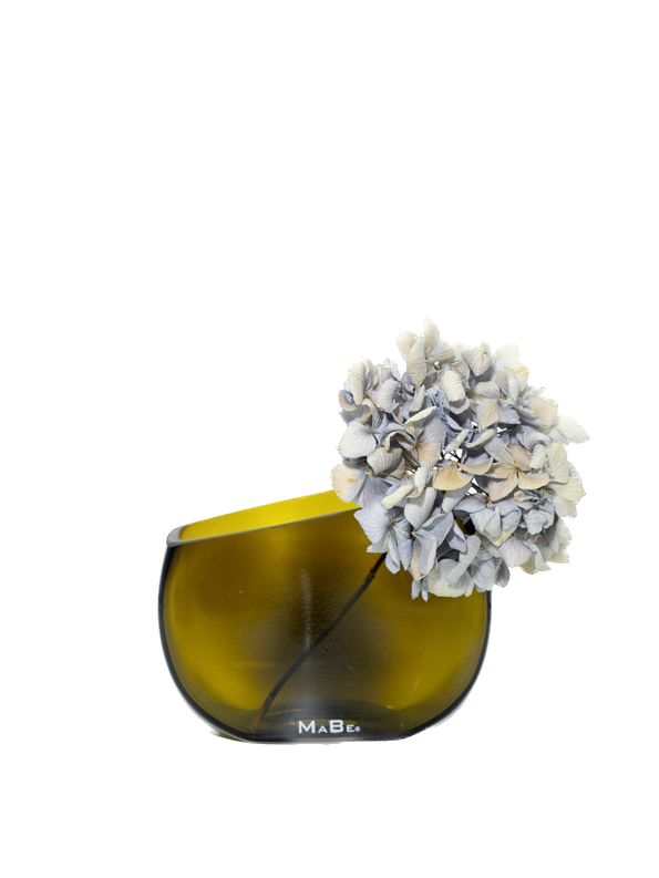 DESIGN – WINDLICHT & Vase aus dem fränkischen Bocksbeutel in oliv