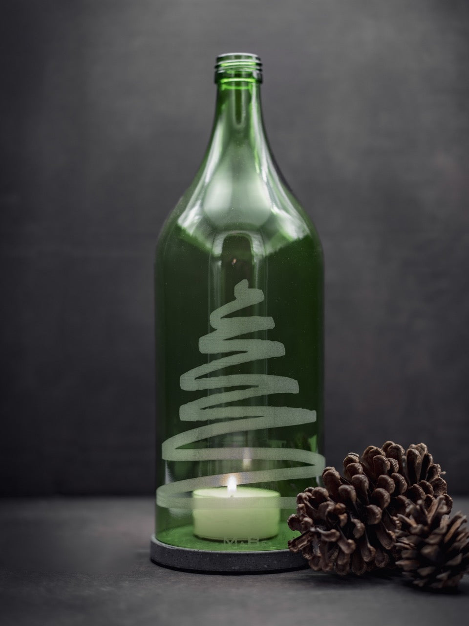 Windlicht Tannenbaum Gravur 2 l Flasche grün | schwarzer Untersetzer