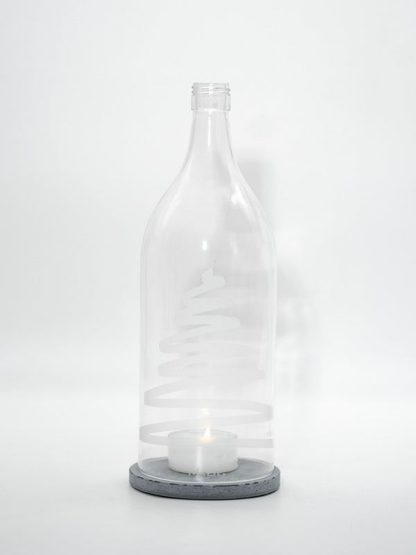 Windlicht Tannenbaum Gravur 2 l Flasche transparent | schwarzer Untersetzer