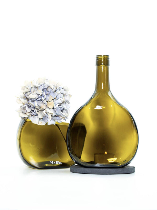 Vase aus dem Bocksbeutel in oliv