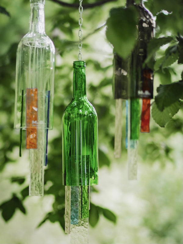 Wind Spiel mit der Wein Flasche in grün